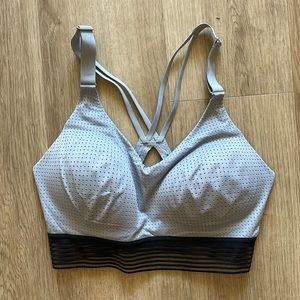 𝅺VICTORIA’S Secret Sport Lightweight sports bra. Size 32 DD